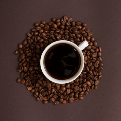 top-view-cup-grains-coffee